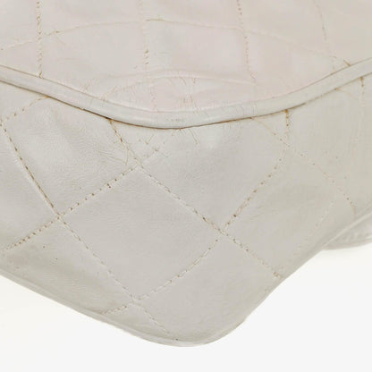 Chanel Camera Tasche aus weißem gestepptem Lammleder mit CC und Quaste