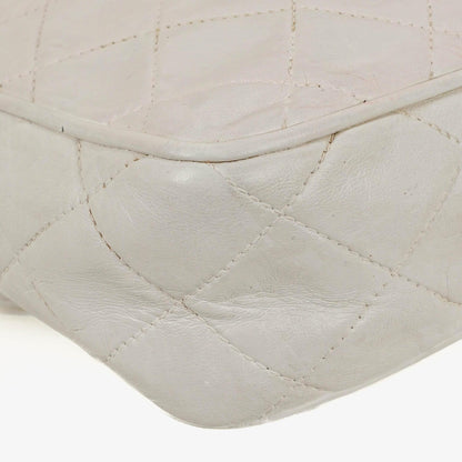 Chanel Camera Tasche aus weißem gestepptem Lammleder mit CC und Quaste