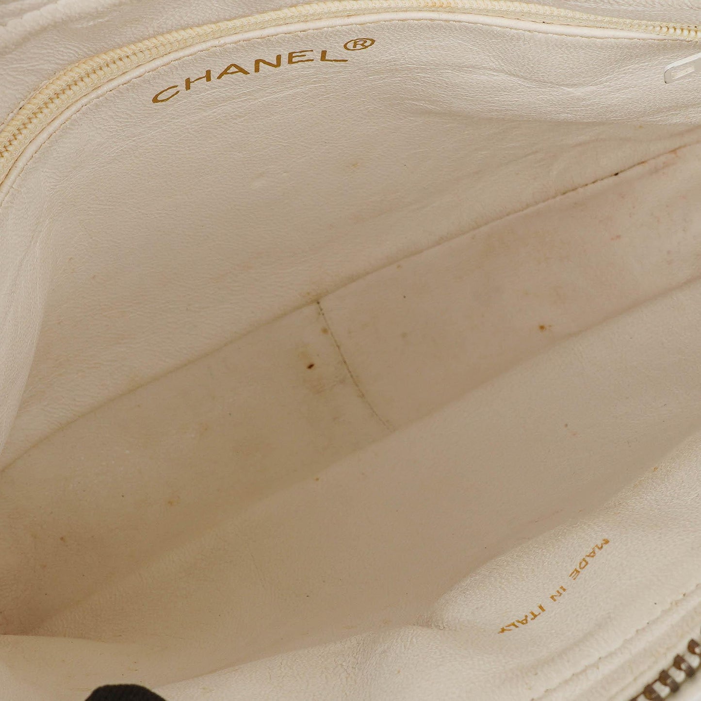 Chanel Camera Tasche aus weißem gestepptem Lammleder mit CC und Quaste