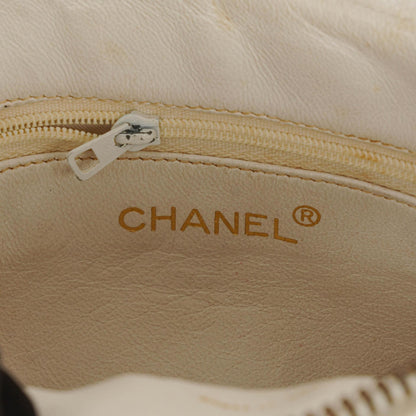 Chanel Camera Tasche aus weißem gestepptem Lammleder mit CC und Quaste