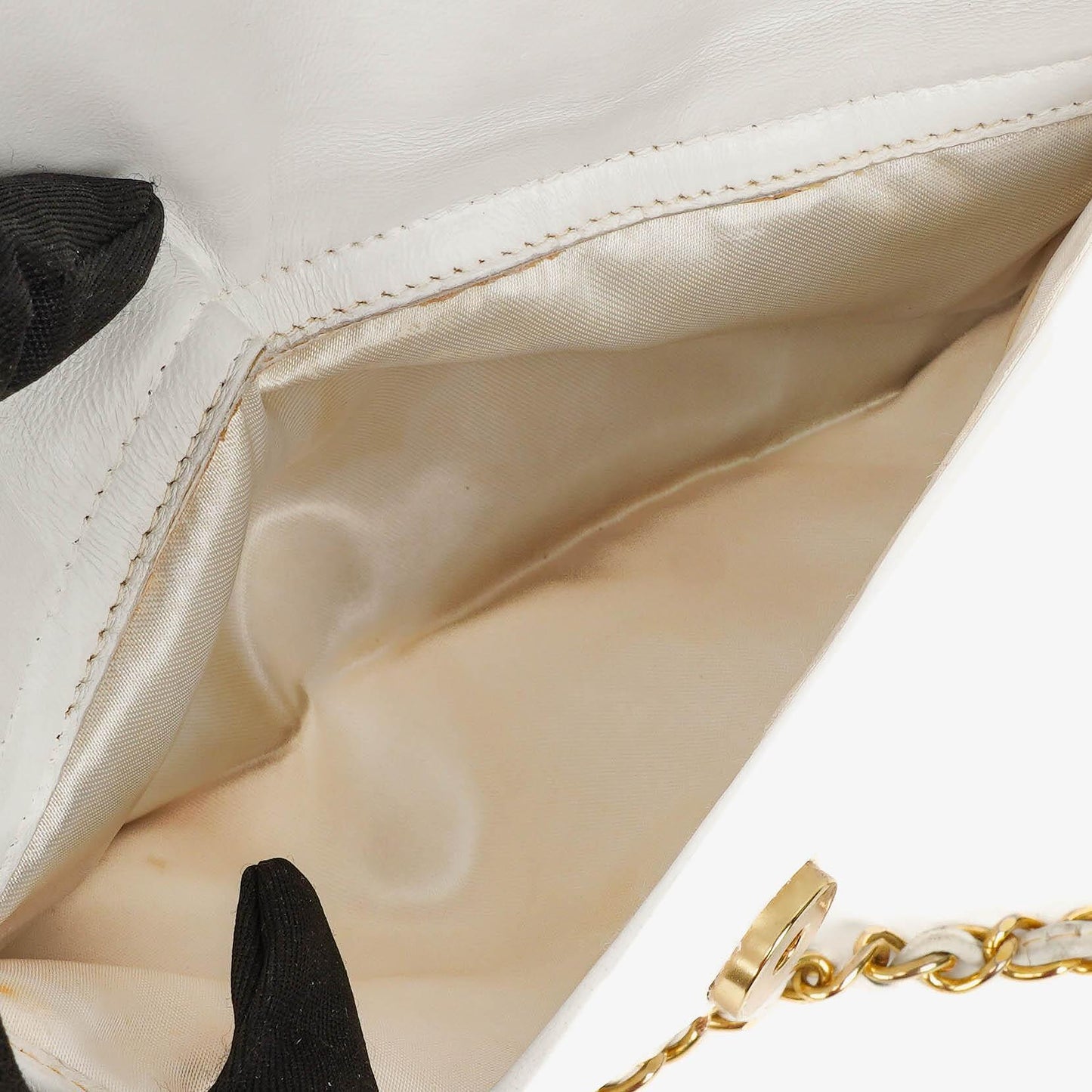 Chanel Camera Tasche aus weißem gestepptem Lammleder mit CC und Quaste