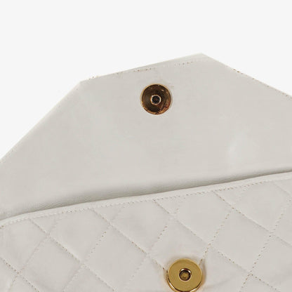Chanel Camera Tasche aus weißem gestepptem Lammleder mit CC und Quaste
