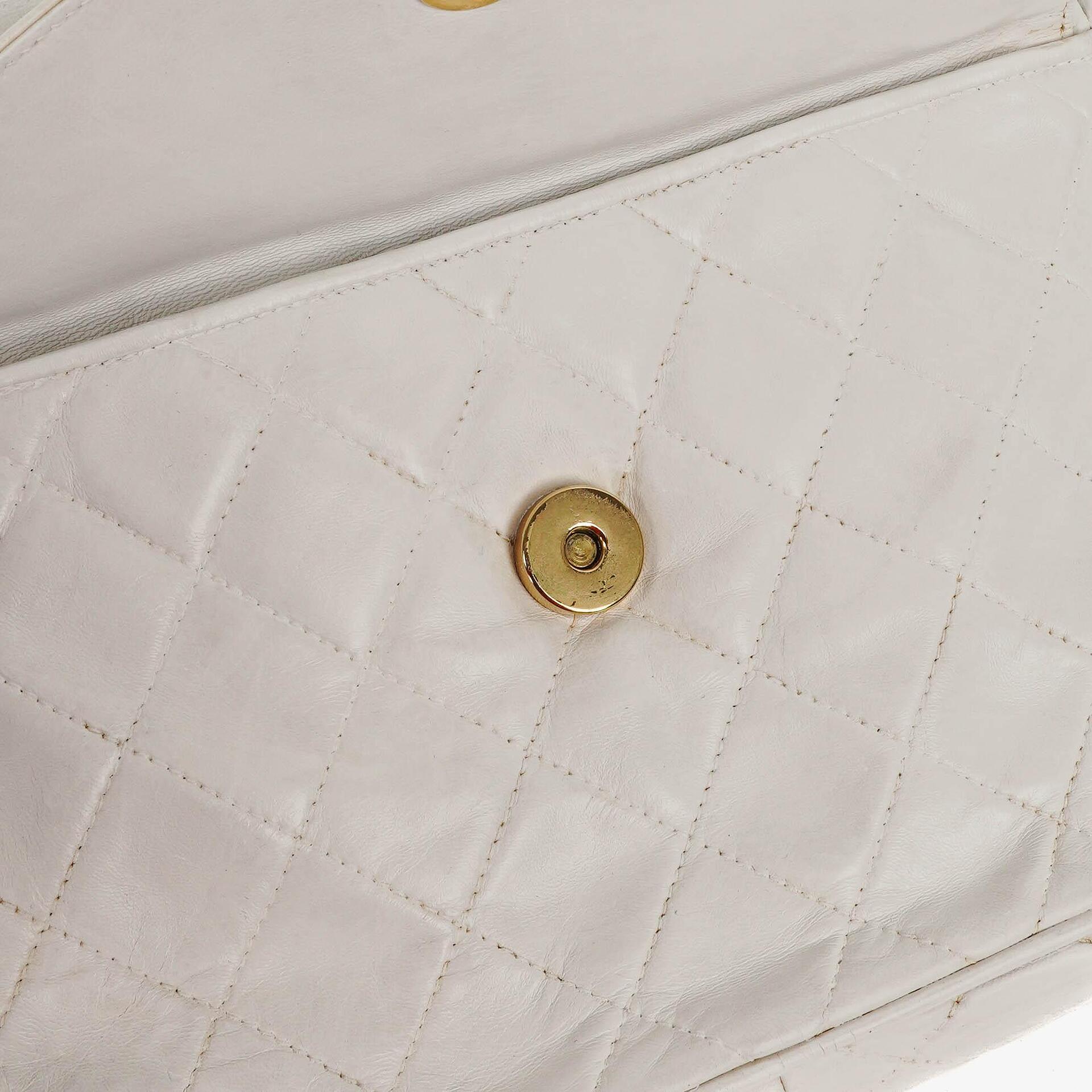 Chanel Camera Tasche aus weißem gestepptem Lammleder mit CC und Quaste