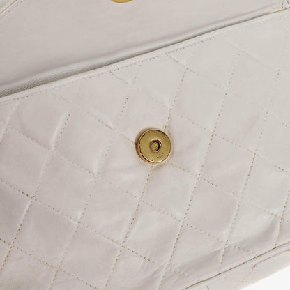 Chanel Camera Tasche aus weißem gestepptem Lammleder mit CC und Quaste