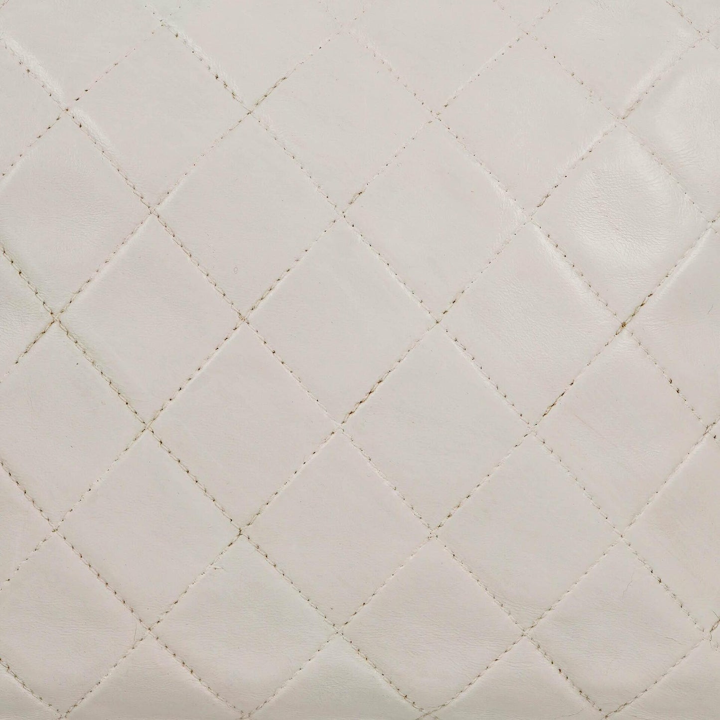Chanel Camera Tasche aus weißem gestepptem Lammleder mit CC und Quaste