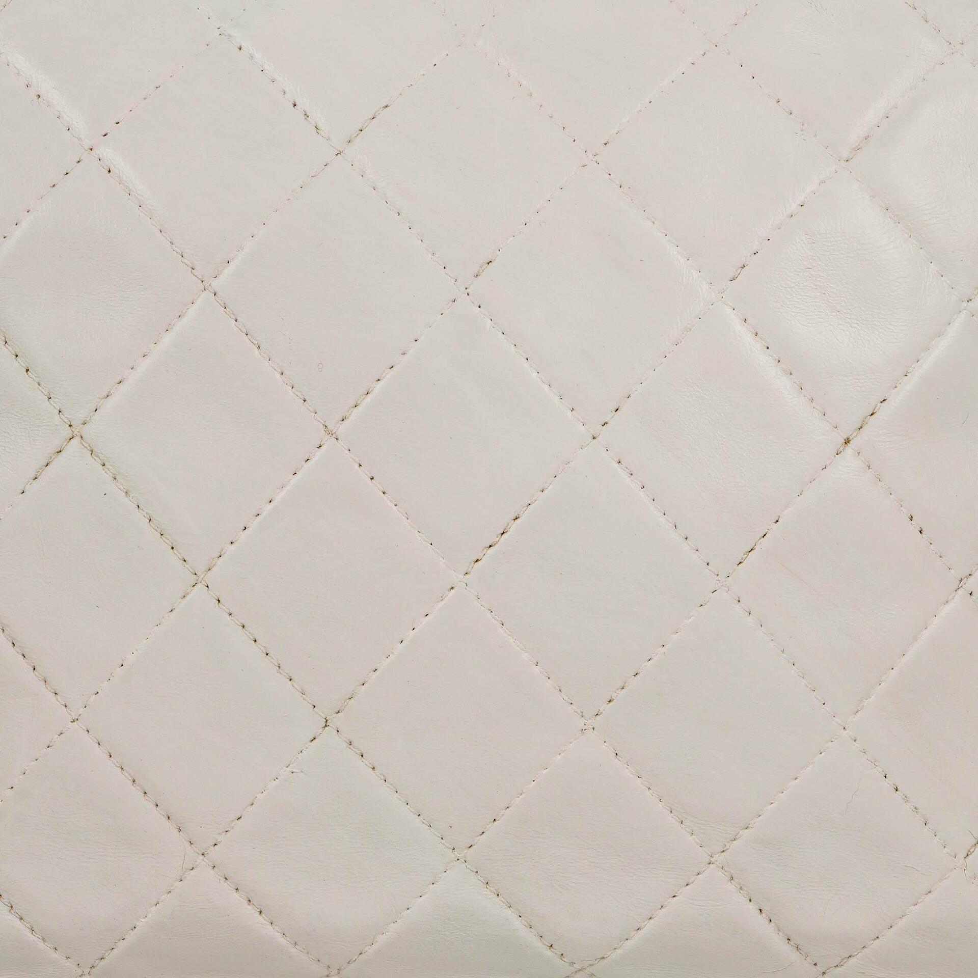 Chanel Camera Tasche aus weißem gestepptem Lammleder mit CC und Quaste
