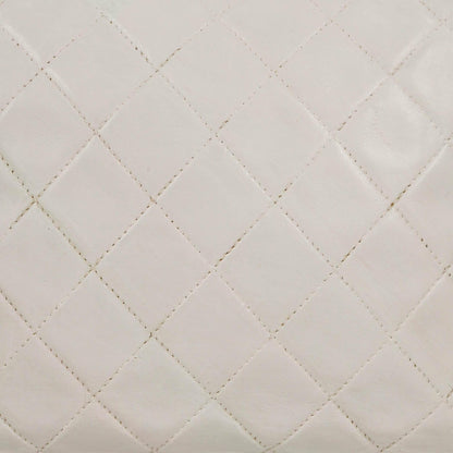 Chanel Camera Tasche aus weißem gestepptem Lammleder mit CC und Quaste