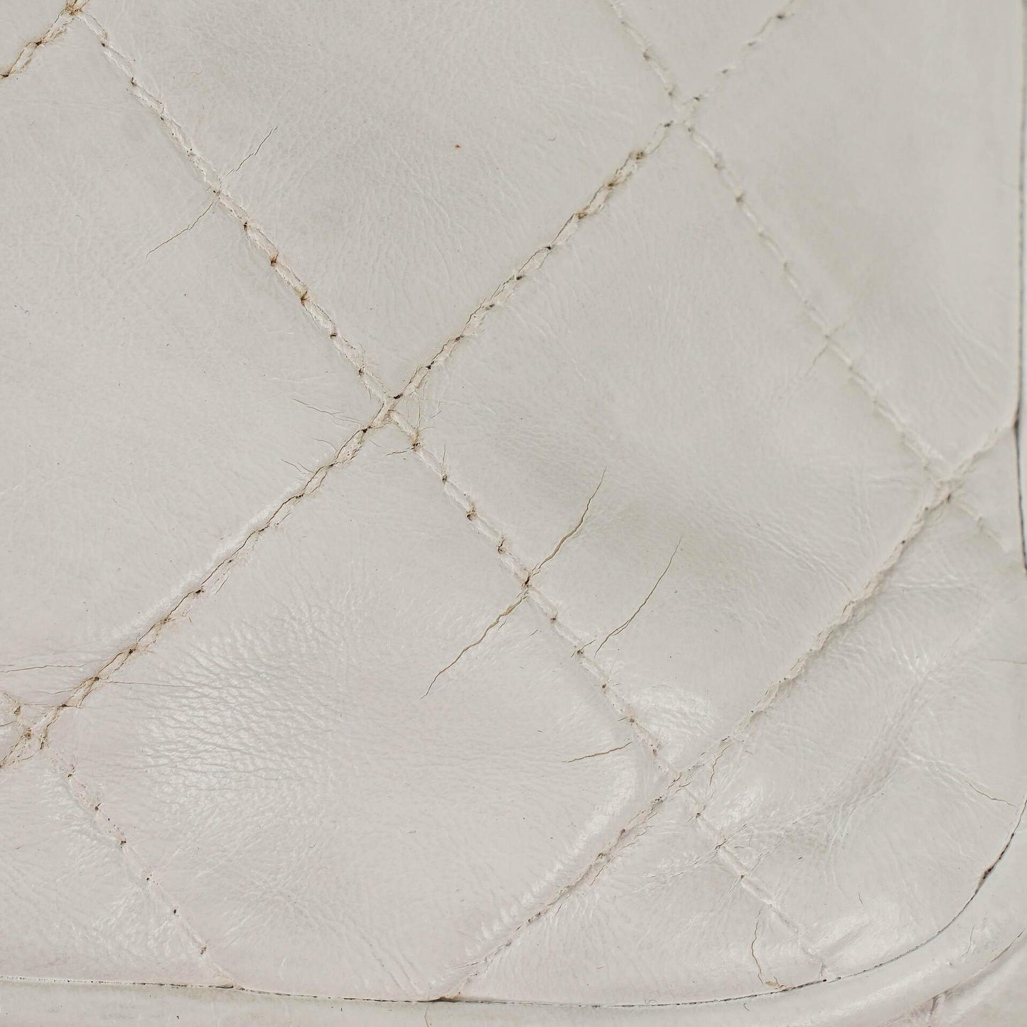 Chanel Camera Tasche aus weißem gestepptem Lammleder mit CC und Quaste
