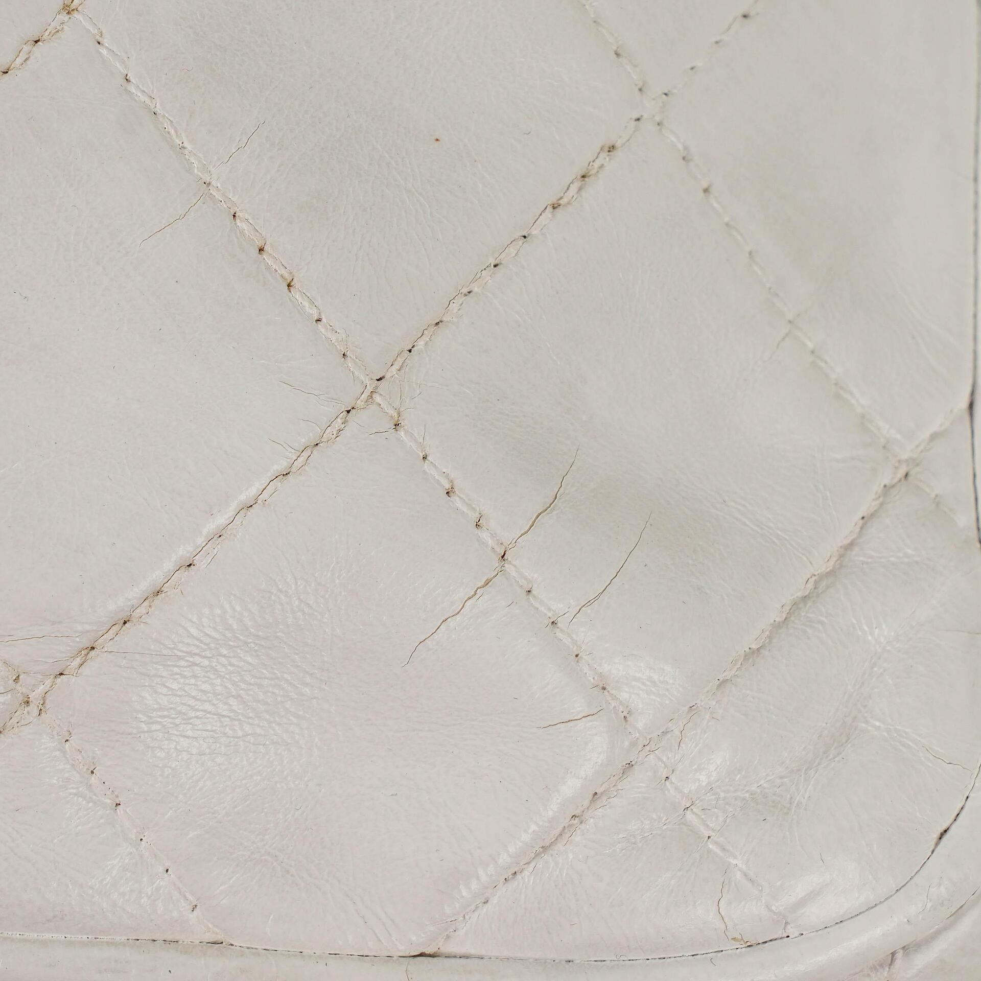Chanel Camera Tasche aus weißem gestepptem Lammleder mit CC und Quaste