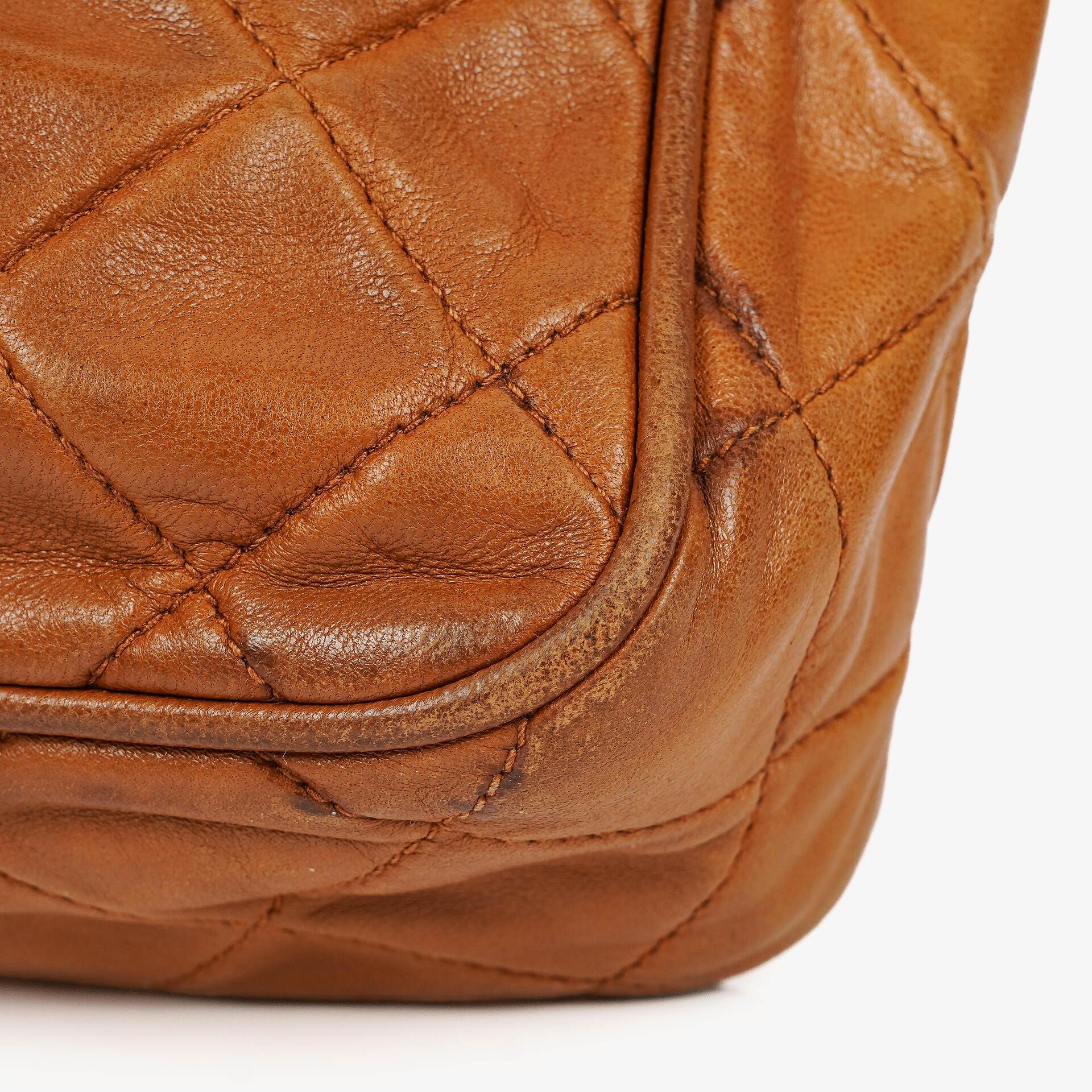 Chanel Small Camera Tasche aus braunem gestepptem Lammleder mit Quaste und CC-Fronttasche