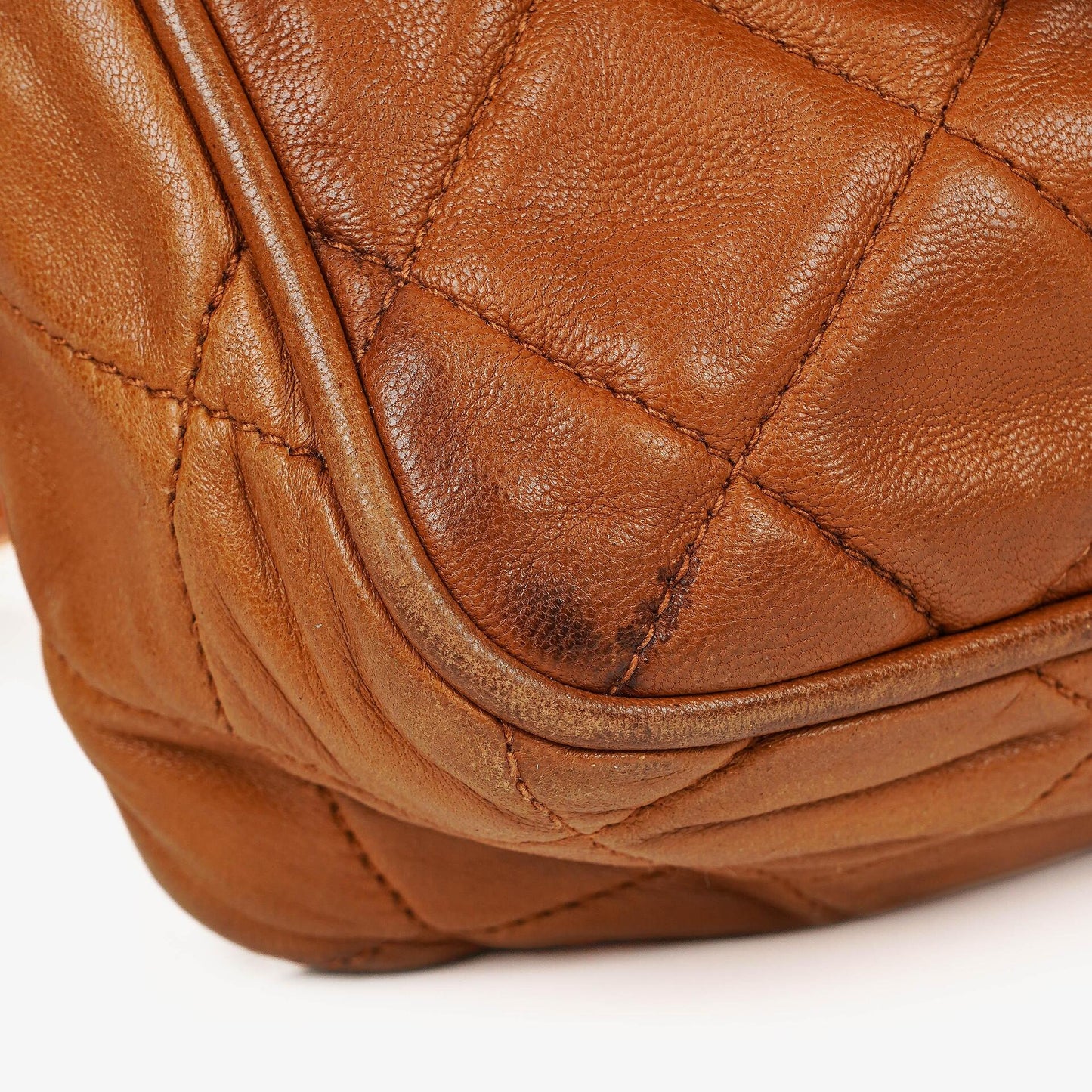 Chanel Small Camera Tasche aus braunem gestepptem Lammleder mit Quaste und CC-Fronttasche