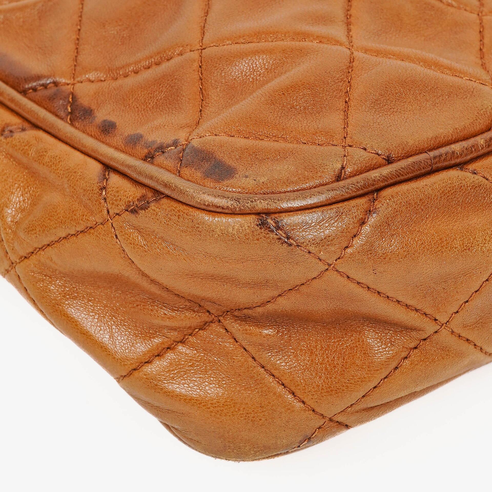 Chanel Small Camera Tasche aus braunem gestepptem Lammleder mit Quaste und CC-Fronttasche