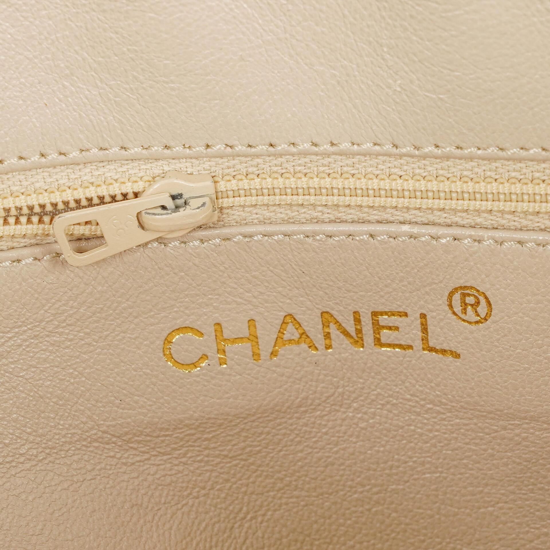Chanel Small Camera Tasche aus braunem gestepptem Lammleder mit Quaste und CC-Fronttasche