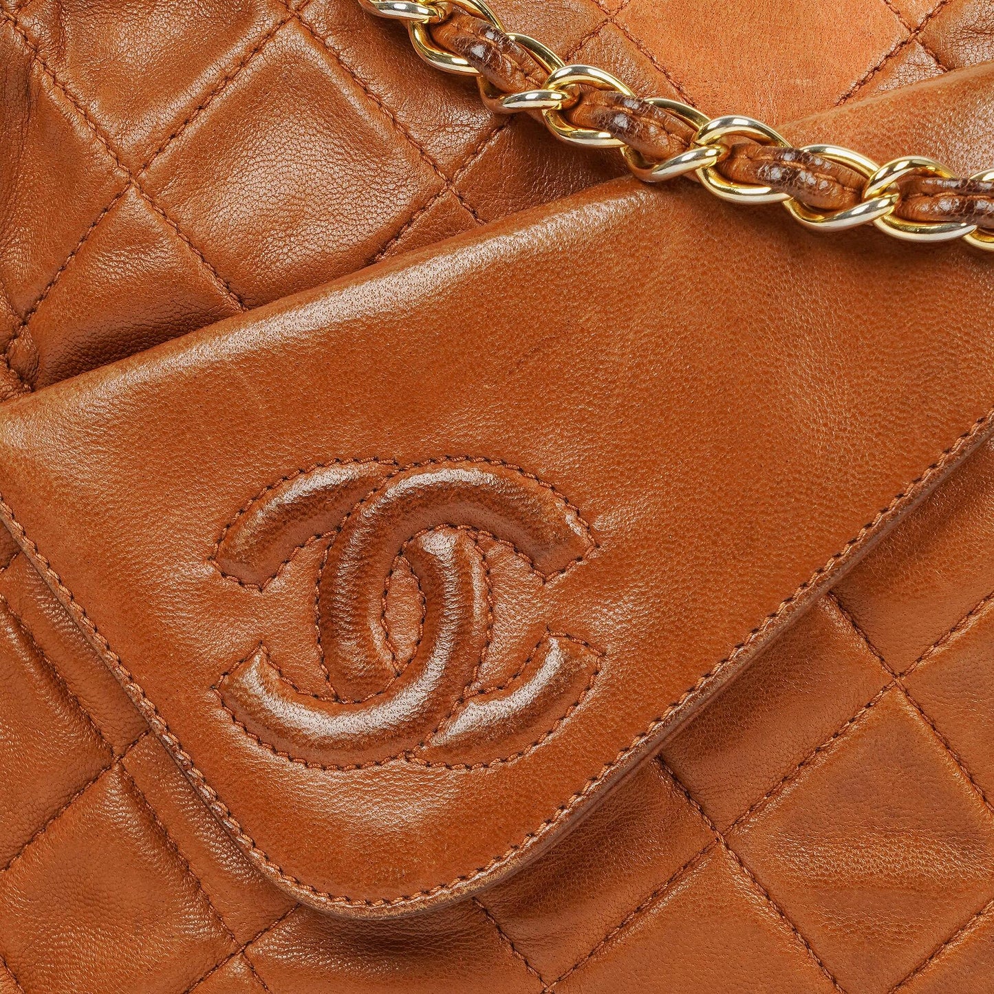 Chanel Small Camera Tasche aus braunem gestepptem Lammleder mit Quaste und CC-Fronttasche