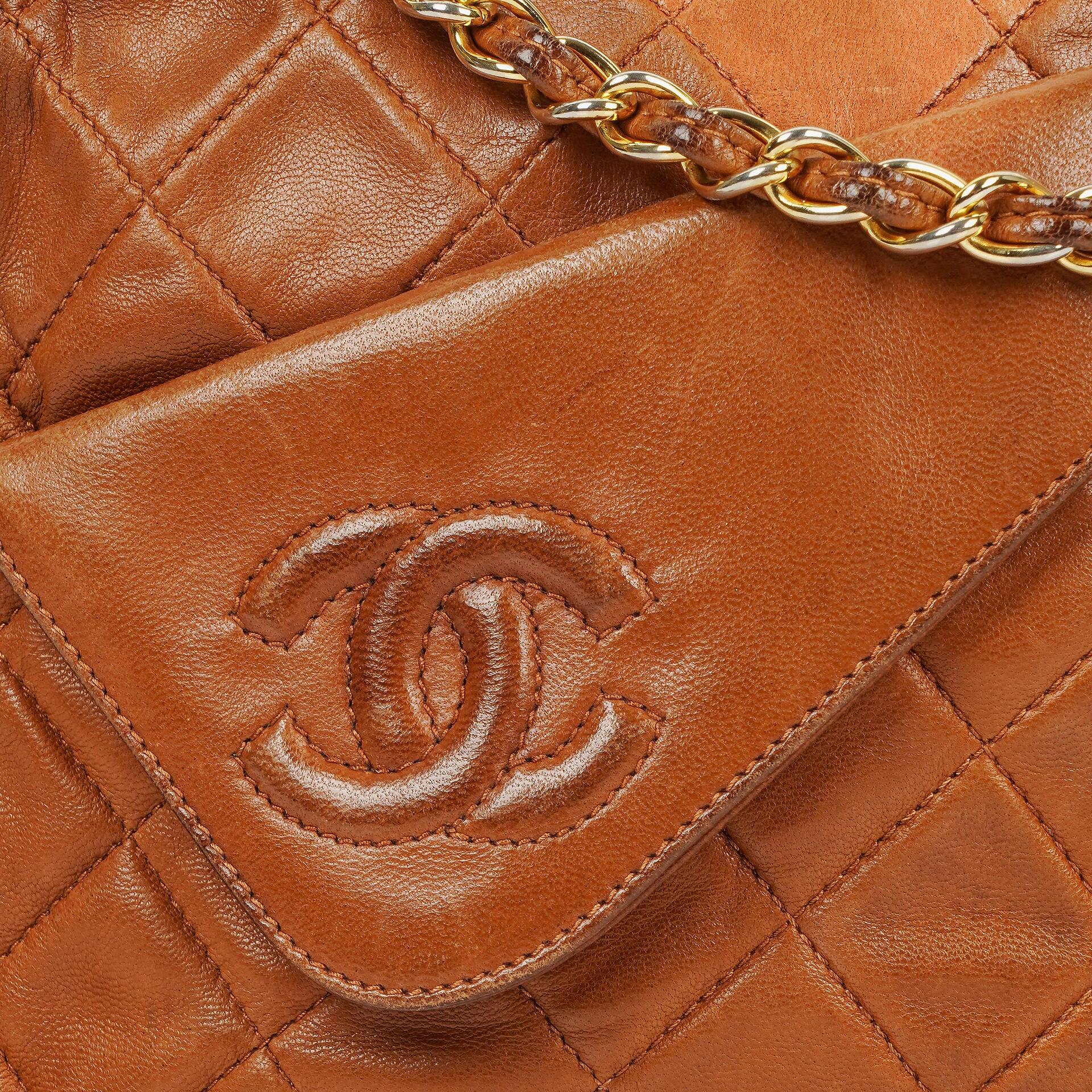 Chanel Small Camera Tasche aus braunem gestepptem Lammleder mit Quaste und CC-Fronttasche