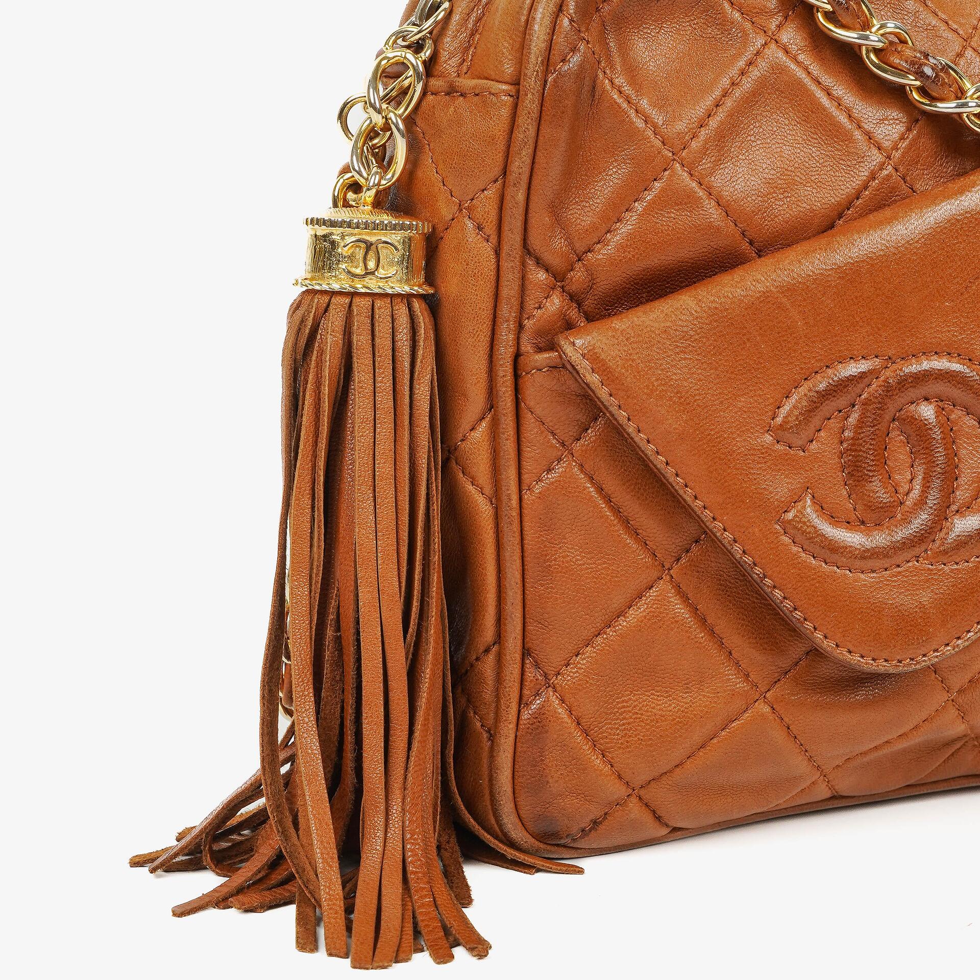 Chanel Small Camera Tasche aus braunem gestepptem Lammleder mit Quaste und CC-Fronttasche