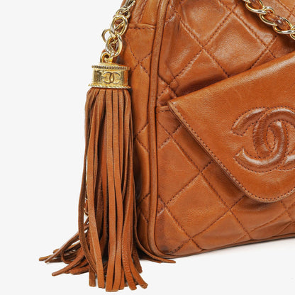 Chanel Small Camera Tasche aus braunem gestepptem Lammleder mit Quaste und CC-Fronttasche
