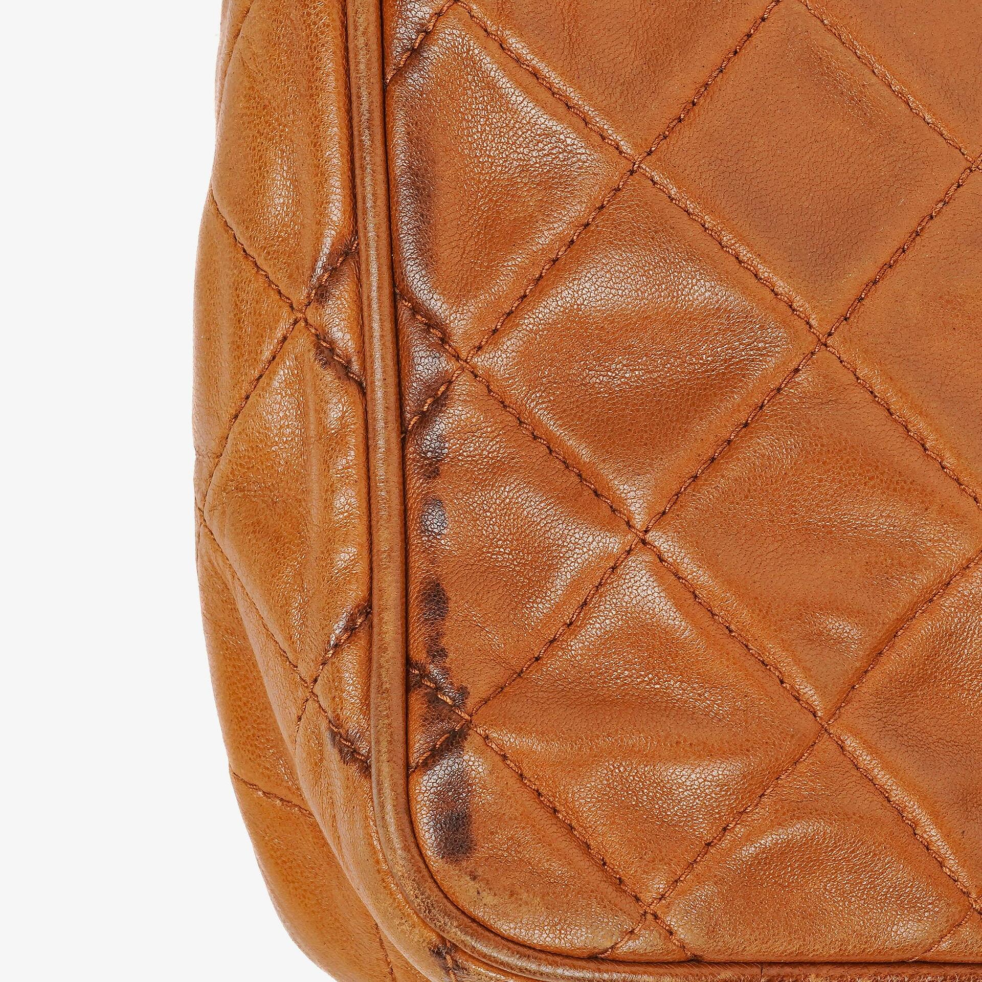 Chanel Small Camera Tasche aus braunem gestepptem Lammleder mit Quaste und CC-Fronttasche
