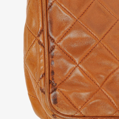 Chanel Small Camera Tasche aus braunem gestepptem Lammleder mit Quaste und CC-Fronttasche