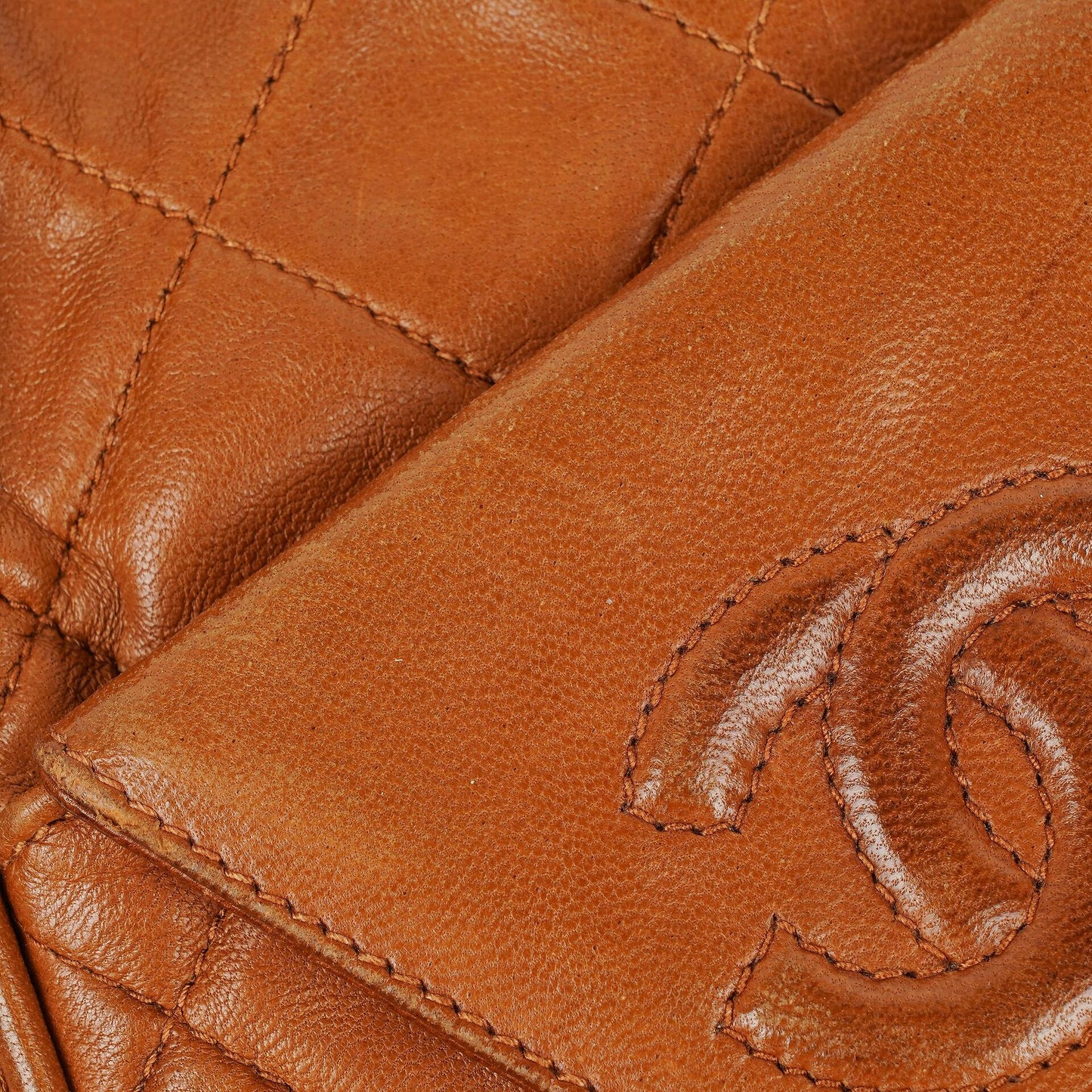 Chanel Small Camera Tasche aus braunem gestepptem Lammleder mit Quaste und CC-Fronttasche