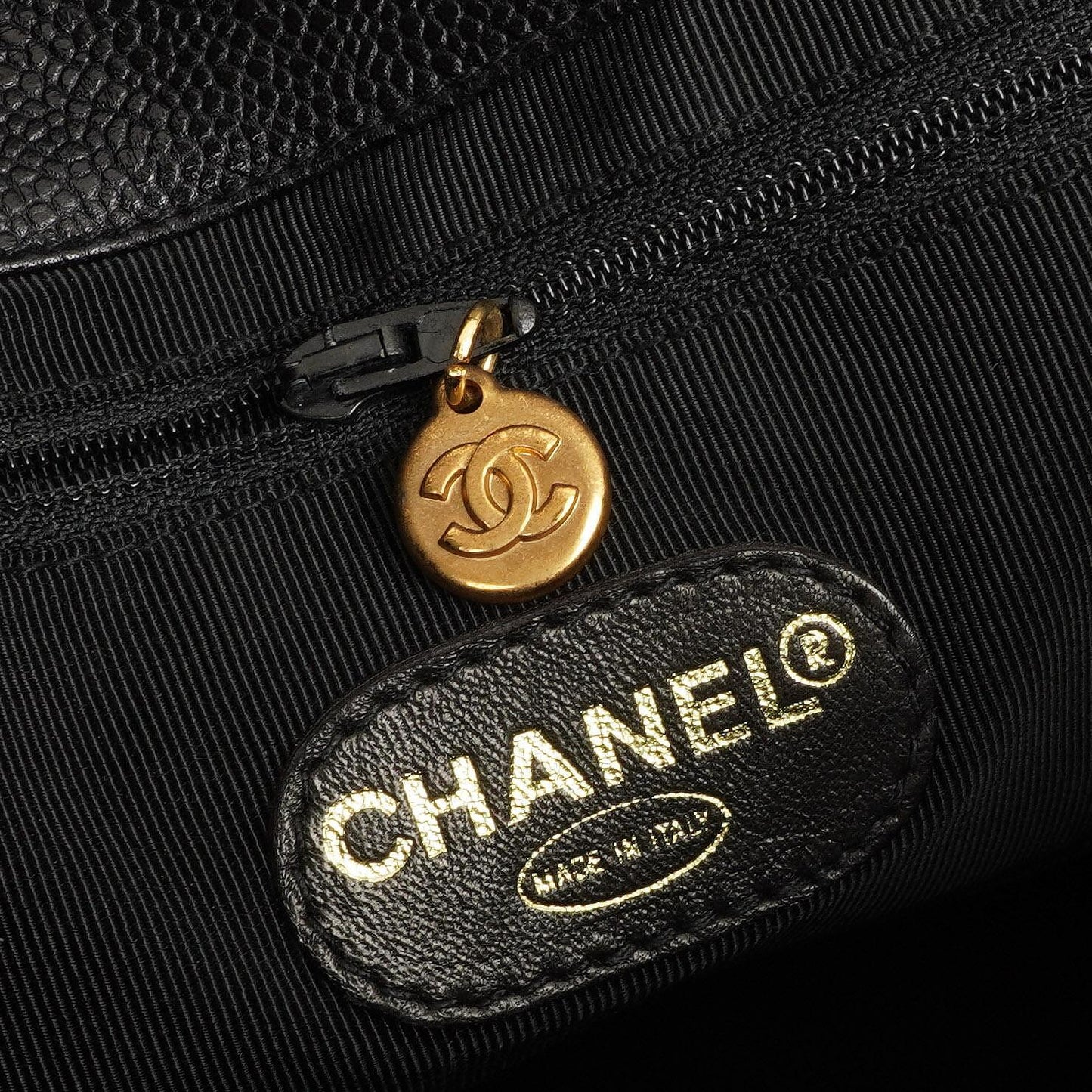 Chanel Caviar CC Klappenschultertasche, 24K Vergoldete Beschläge
