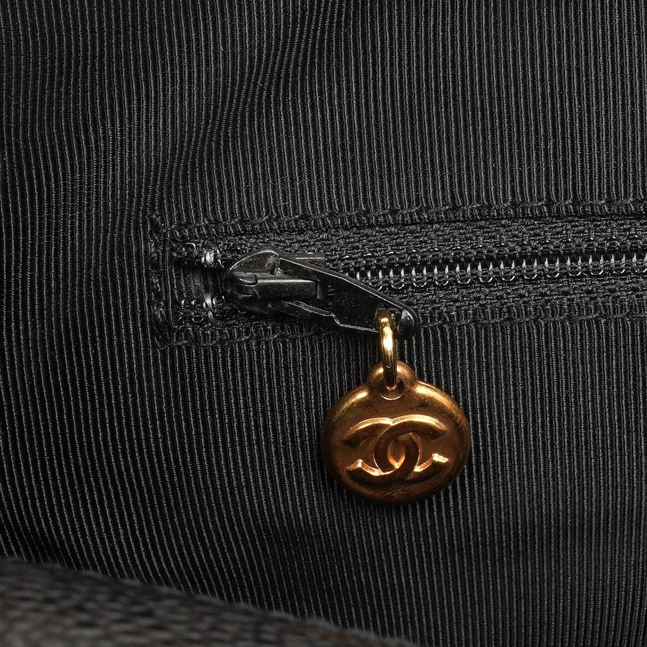 Chanel Caviar CC Klappenschultertasche, 24K Vergoldete Beschläge