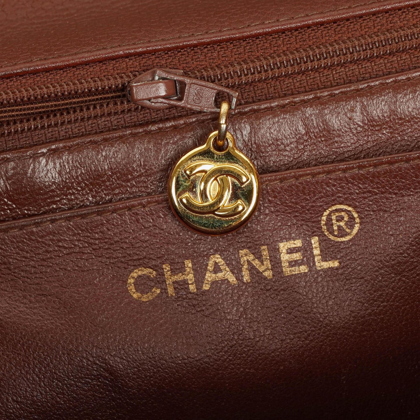 CHANEL Jumbo Kelly Klappentasche aus gestepptem Caviar-Leder