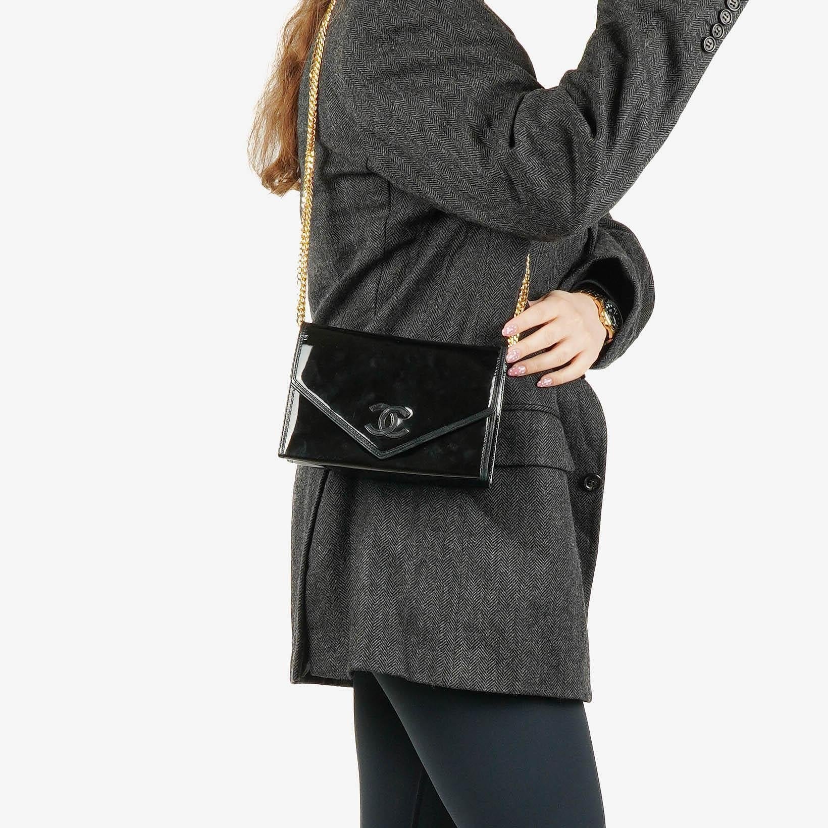 Chanel CC Schwarze Umschlag Lackleder Mehrfach-Ketten Schultertasche