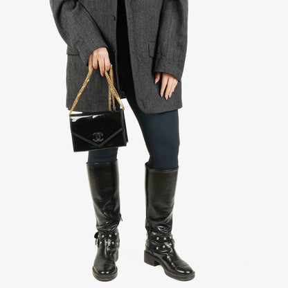 Chanel CC Schwarze Umschlag Lackleder Mehrfach-Ketten Schultertasche