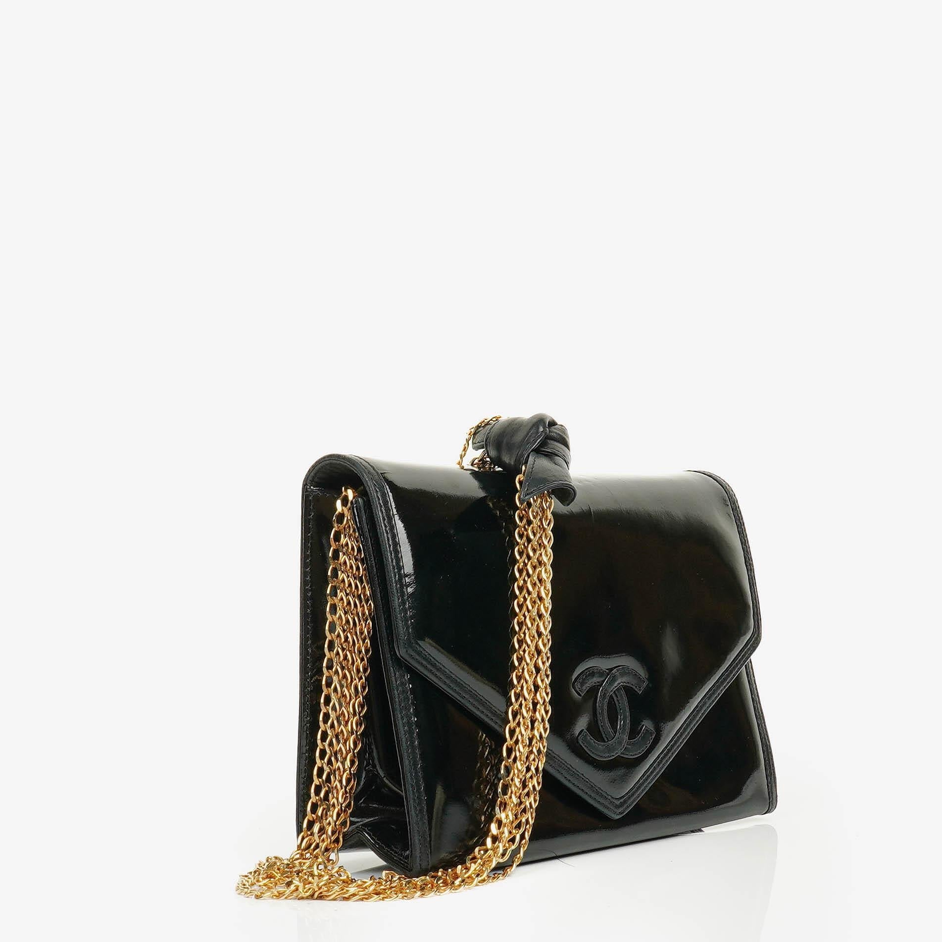 Chanel CC Schwarze Umschlag Lackleder Mehrfach-Ketten Schultertasche