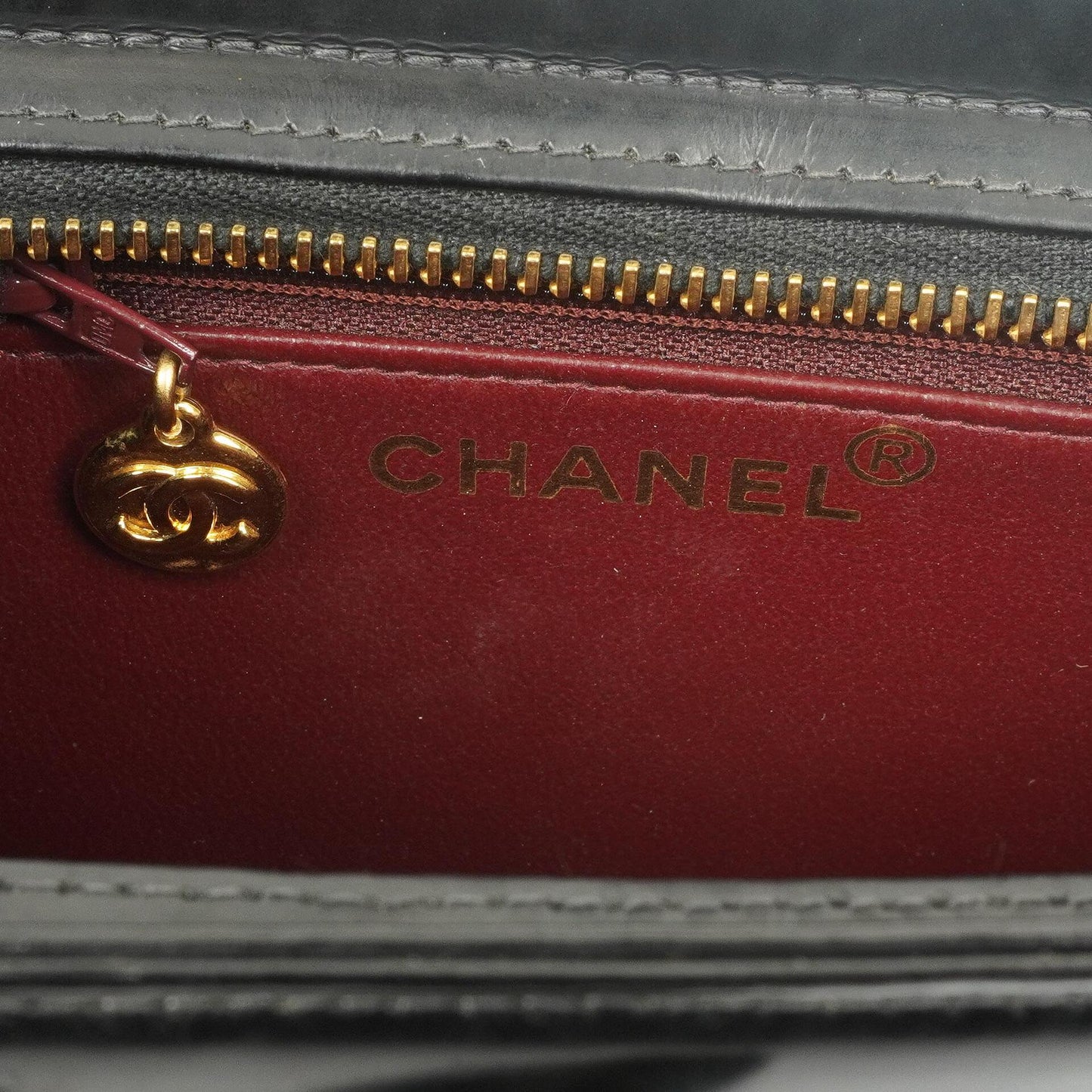 Chanel CC Schwarze Leder Clutch 24K Goldbeschläge, 1996-1997
