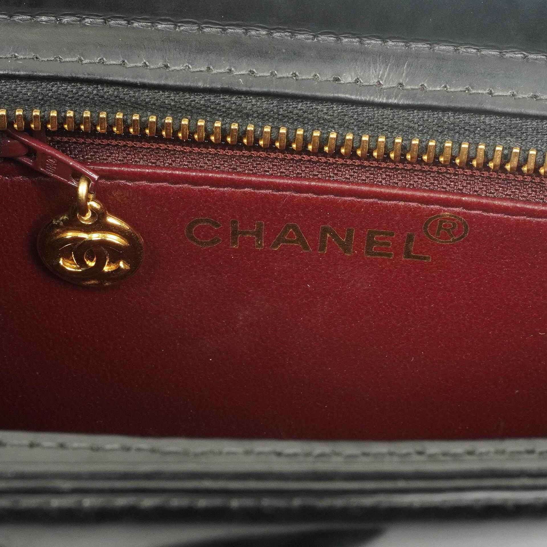 Chanel CC Schwarze Leder Clutch 24K Goldbeschläge, 1996-1997