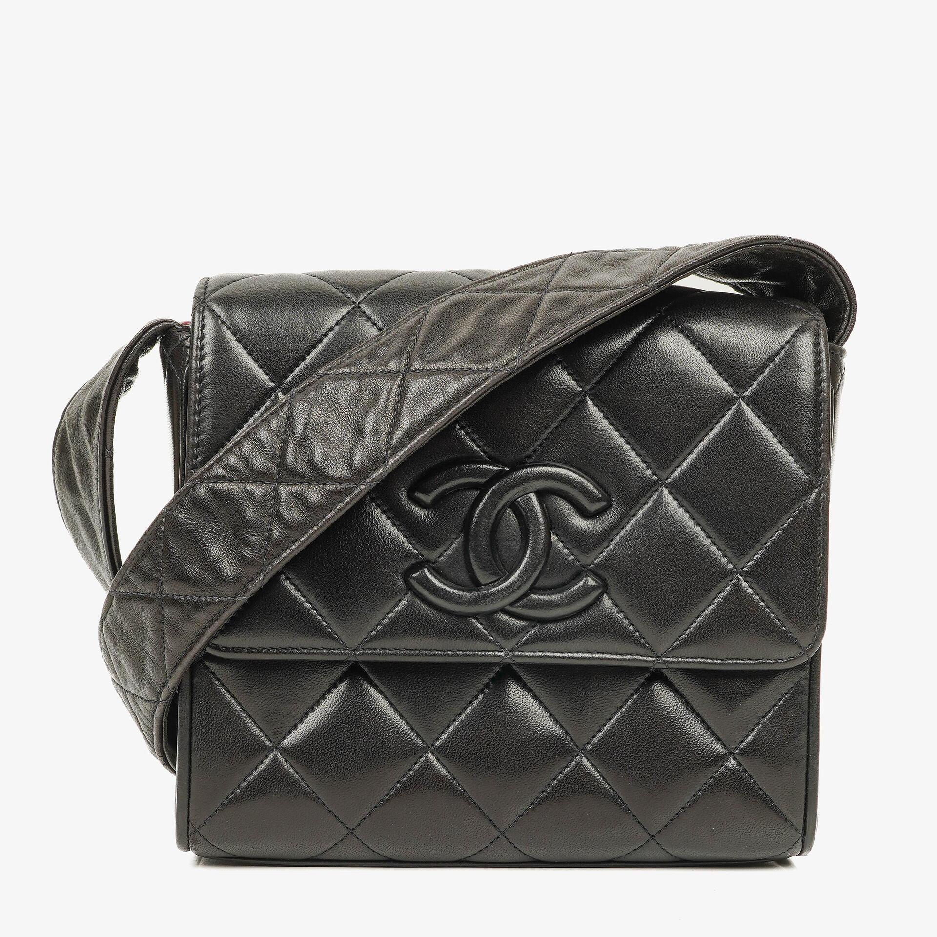 Chanel CC Crossbody Messenger Tasche aus schwarzem gestepptem Lammleder