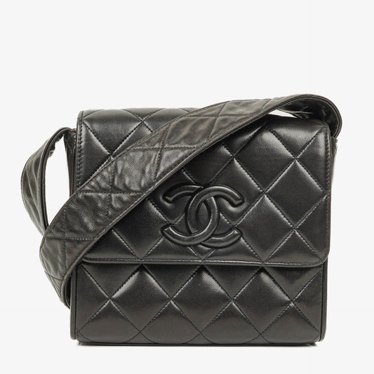 Chanel CC Crossbody Messenger Tasche aus schwarzem gestepptem Lammleder