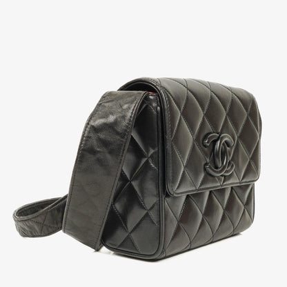 Chanel CC Crossbody Messenger Tasche aus schwarzem gestepptem Lammleder