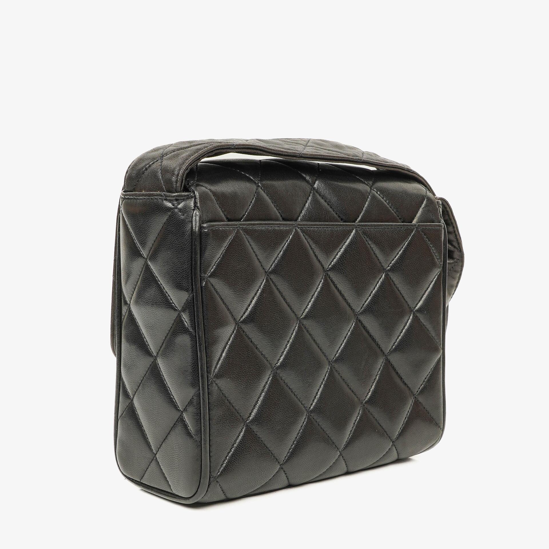 Chanel CC Crossbody Messenger Tasche aus schwarzem gestepptem Lammleder