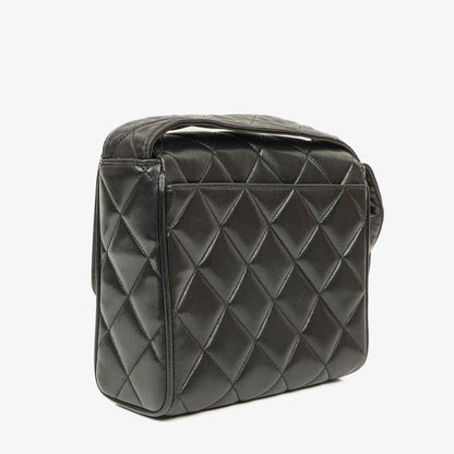 Chanel CC Crossbody Messenger Tasche aus schwarzem gestepptem Lammleder