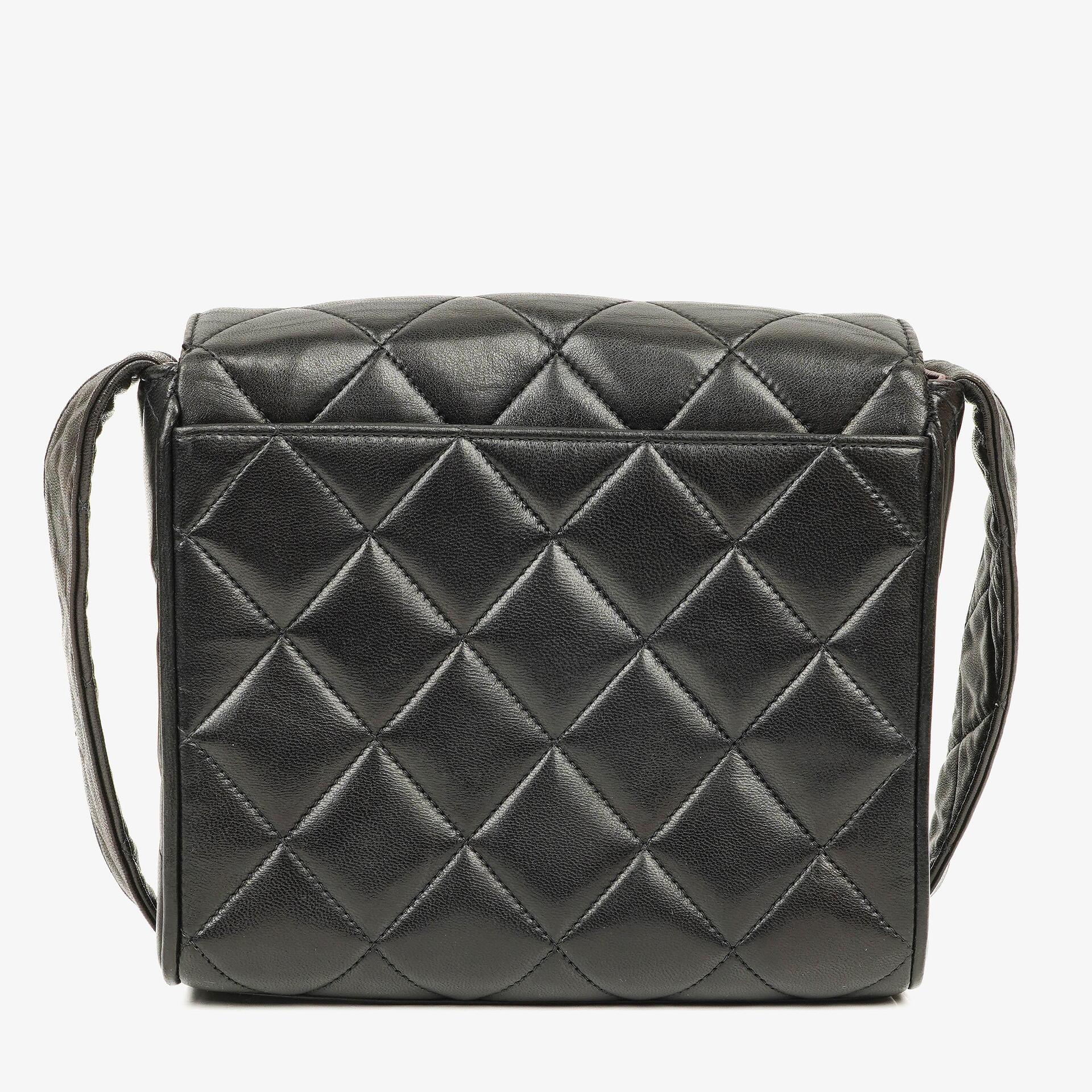 Chanel CC Crossbody Messenger Tasche aus schwarzem gestepptem Lammleder