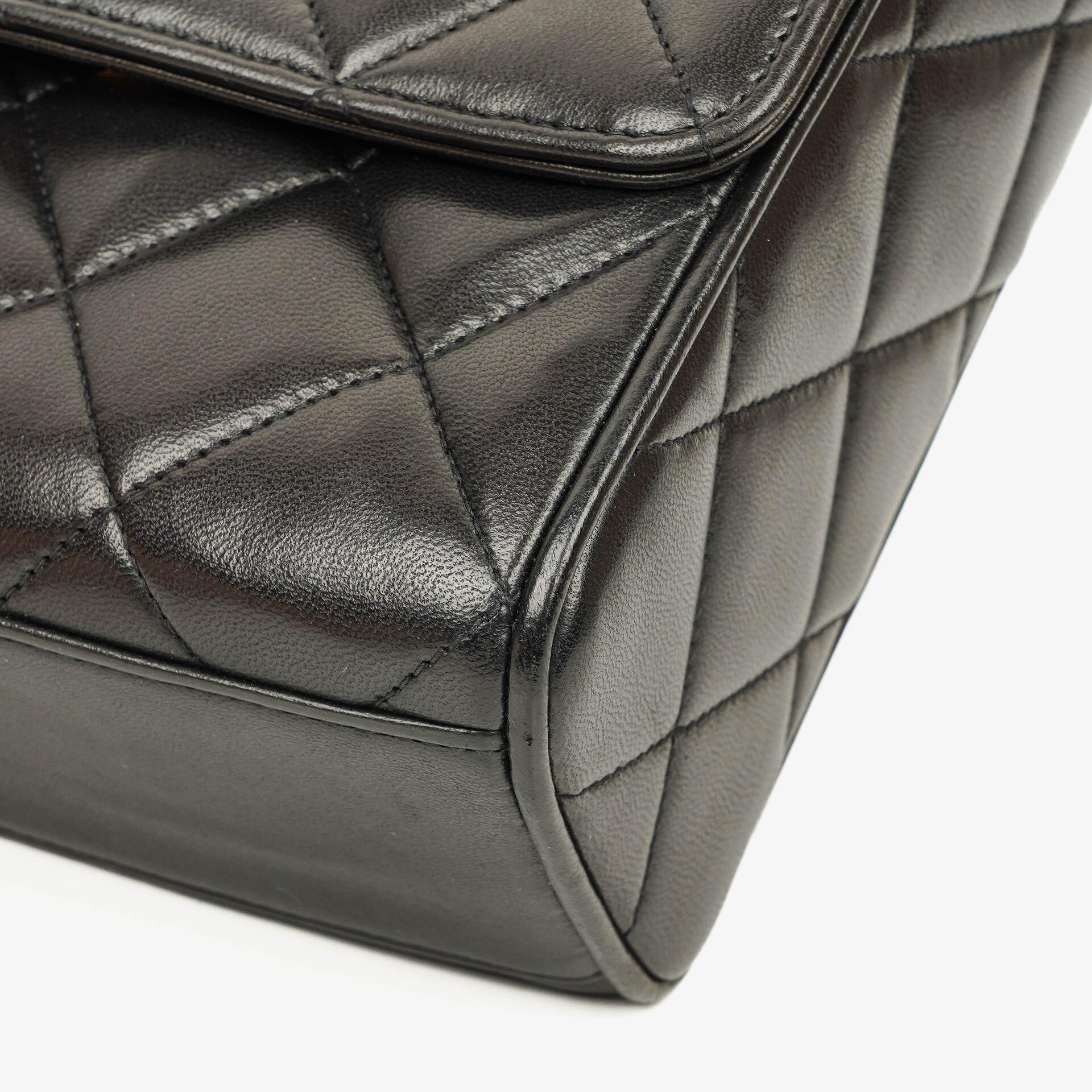 Chanel CC Crossbody Messenger Tasche aus schwarzem gestepptem Lammleder