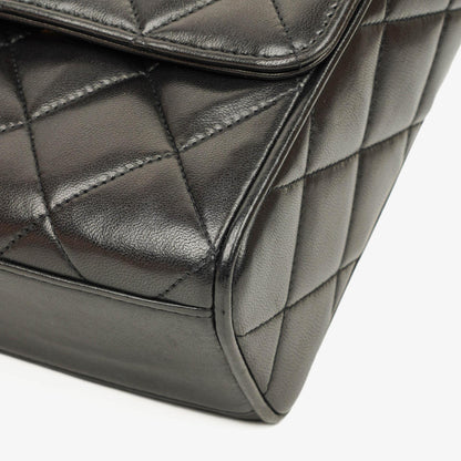 Chanel CC Crossbody Messenger Tasche aus schwarzem gestepptem Lammleder