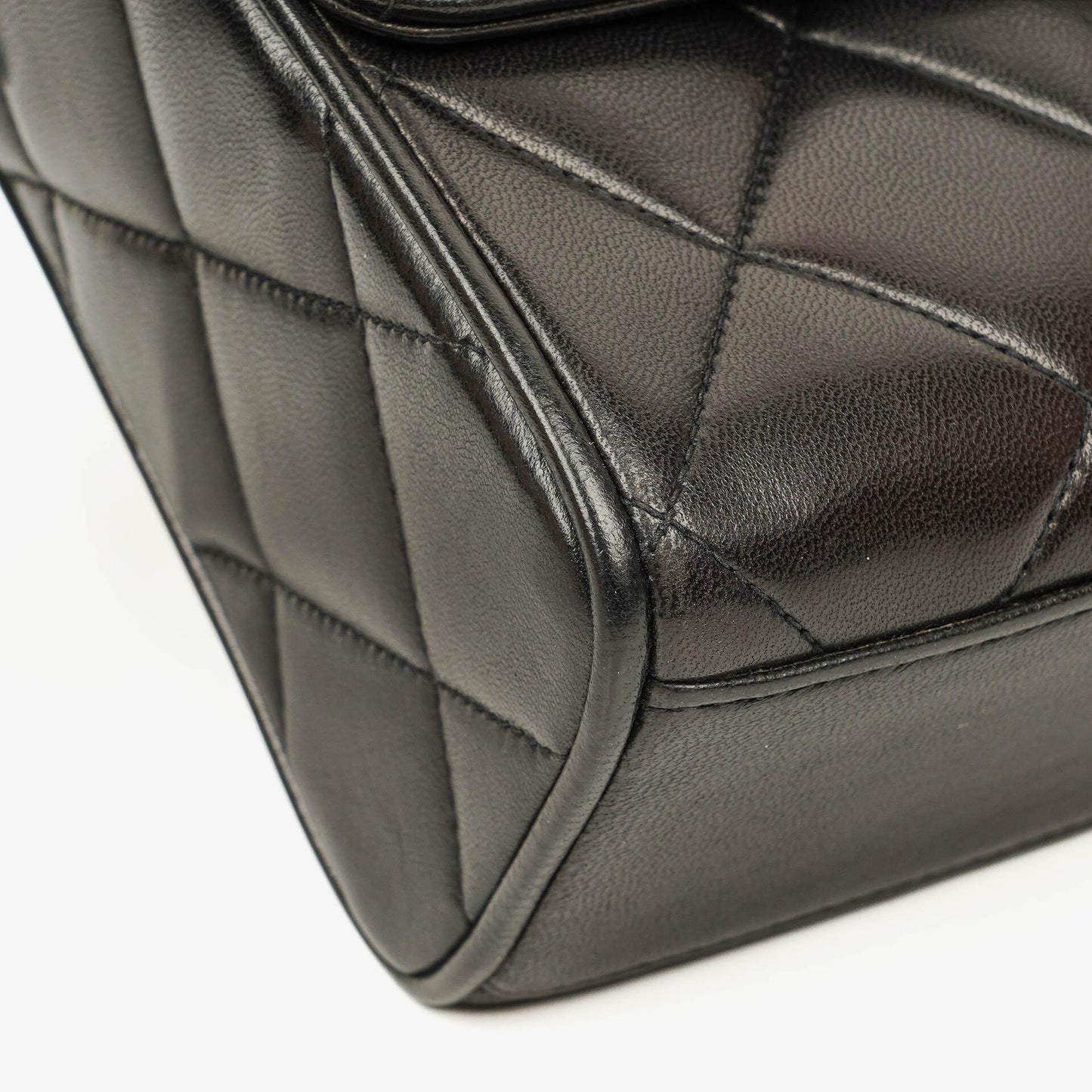 Chanel CC Crossbody Messenger Tasche aus schwarzem gestepptem Lammleder