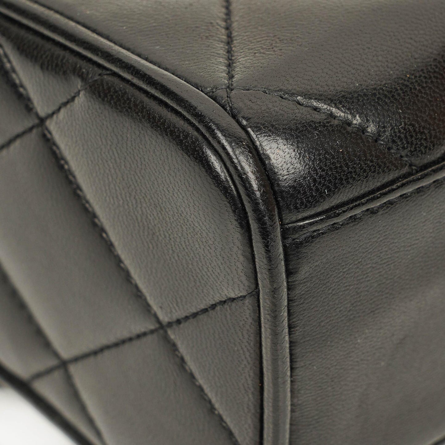 Chanel CC Crossbody Messenger Tasche aus schwarzem gestepptem Lammleder