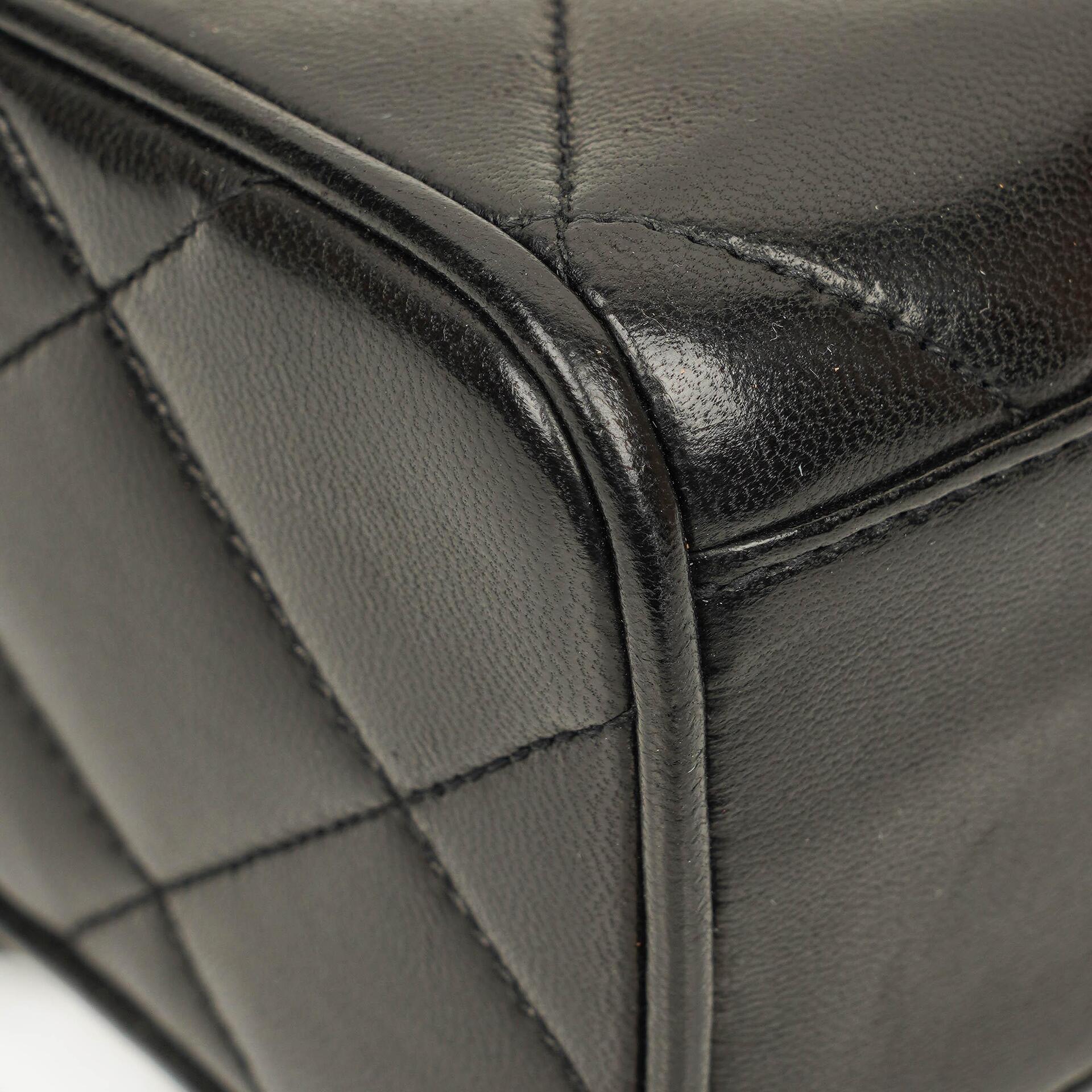 Chanel CC Crossbody Messenger Tasche aus schwarzem gestepptem Lammleder