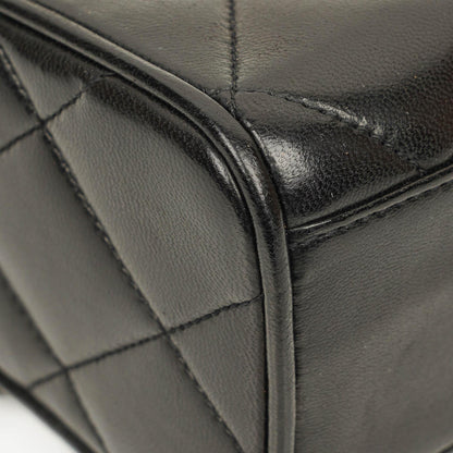Chanel CC Crossbody Messenger Tasche aus schwarzem gestepptem Lammleder