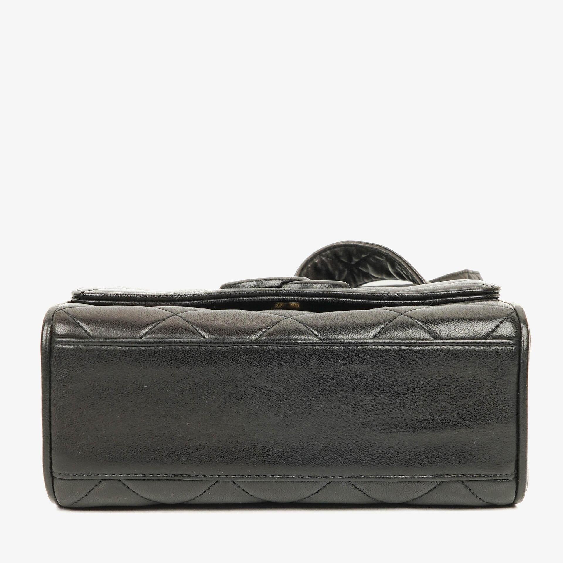 Chanel CC Crossbody Messenger Tasche aus schwarzem gestepptem Lammleder