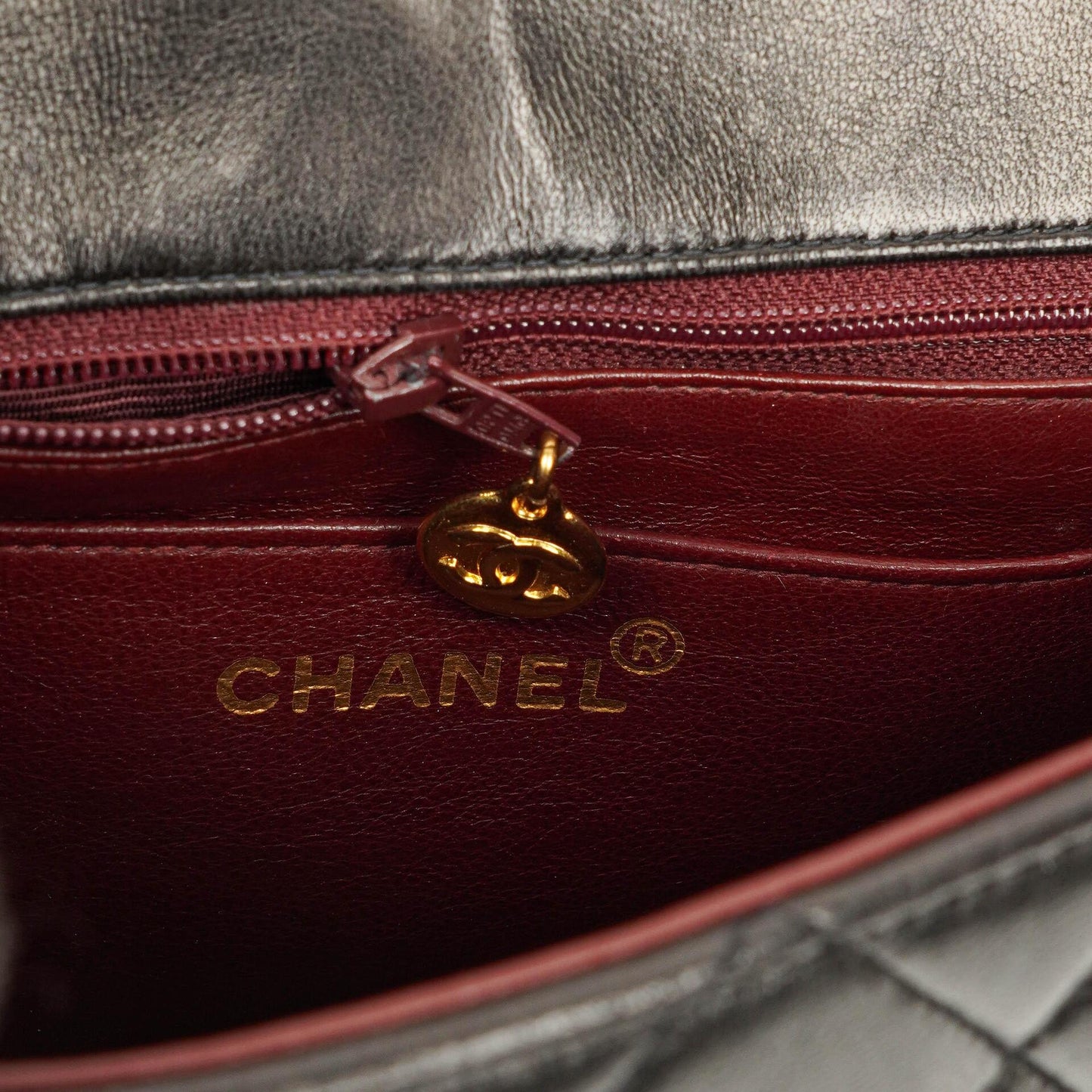 Chanel CC Crossbody Messenger Tasche aus schwarzem gestepptem Lammleder