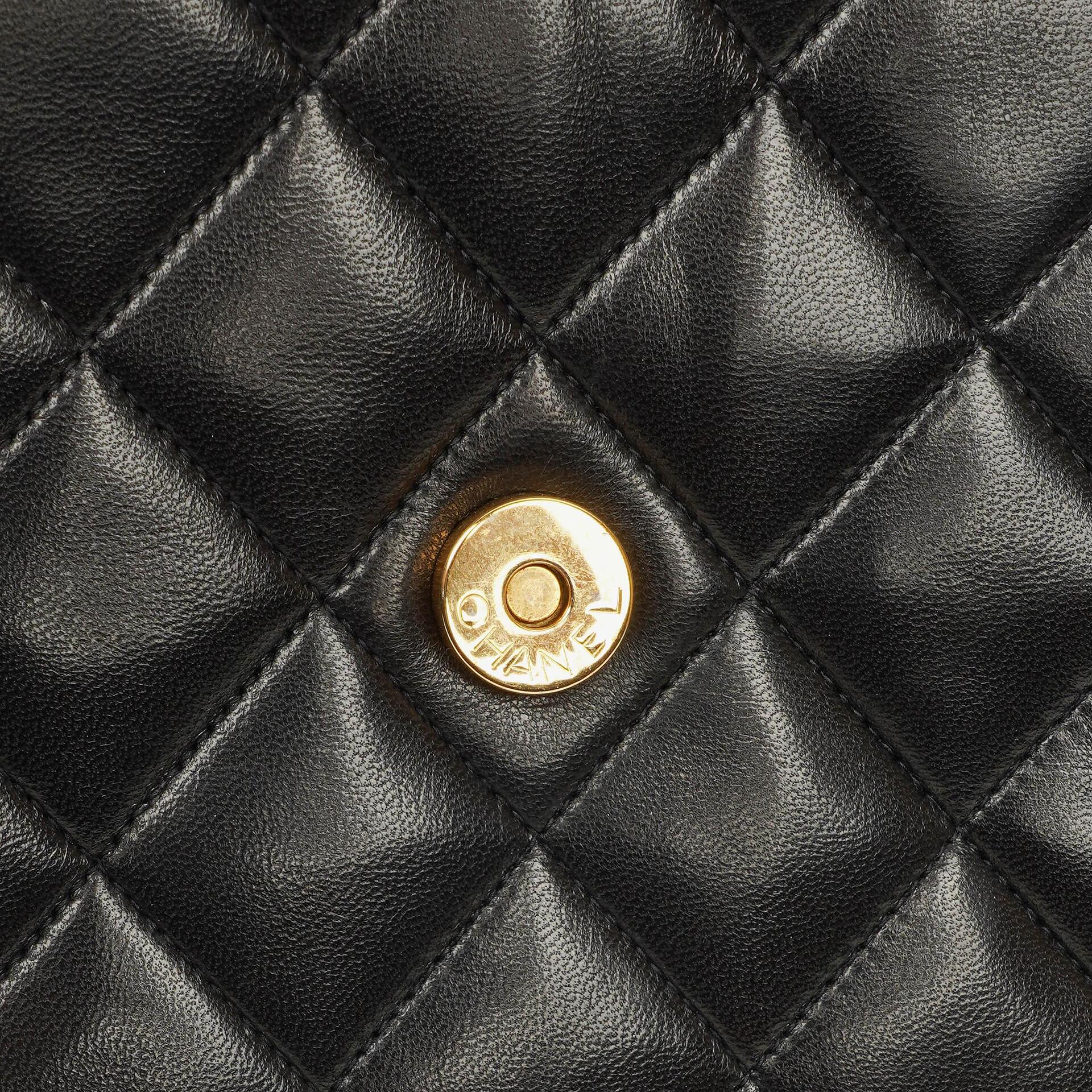 Chanel CC Crossbody Messenger Tasche aus schwarzem gestepptem Lammleder