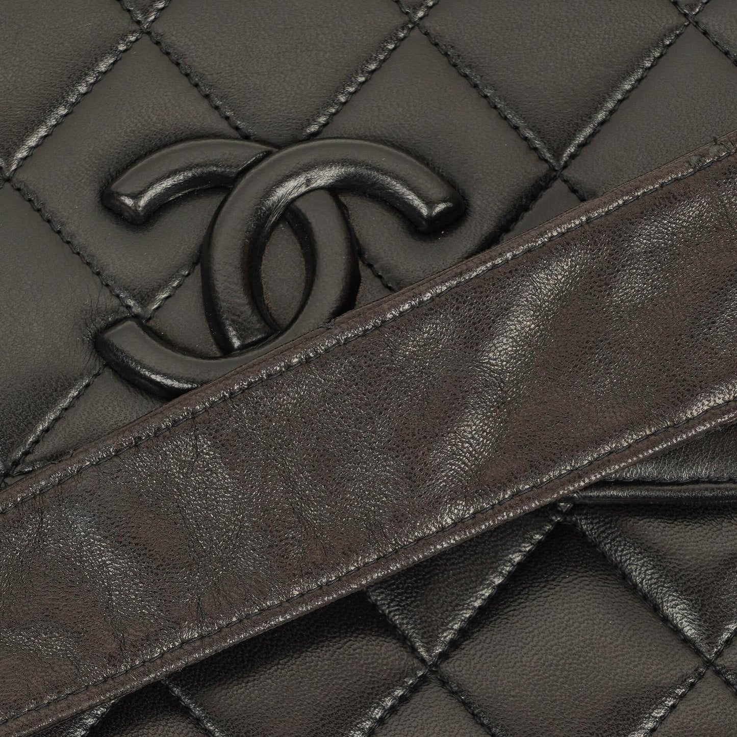 Chanel CC Crossbody Messenger Tasche aus schwarzem gestepptem Lammleder