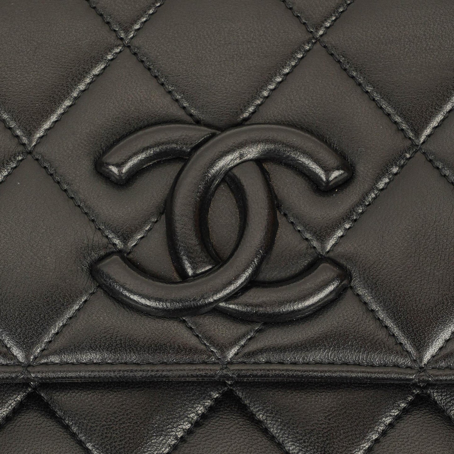 Chanel CC Crossbody Messenger Tasche aus schwarzem gestepptem Lammleder