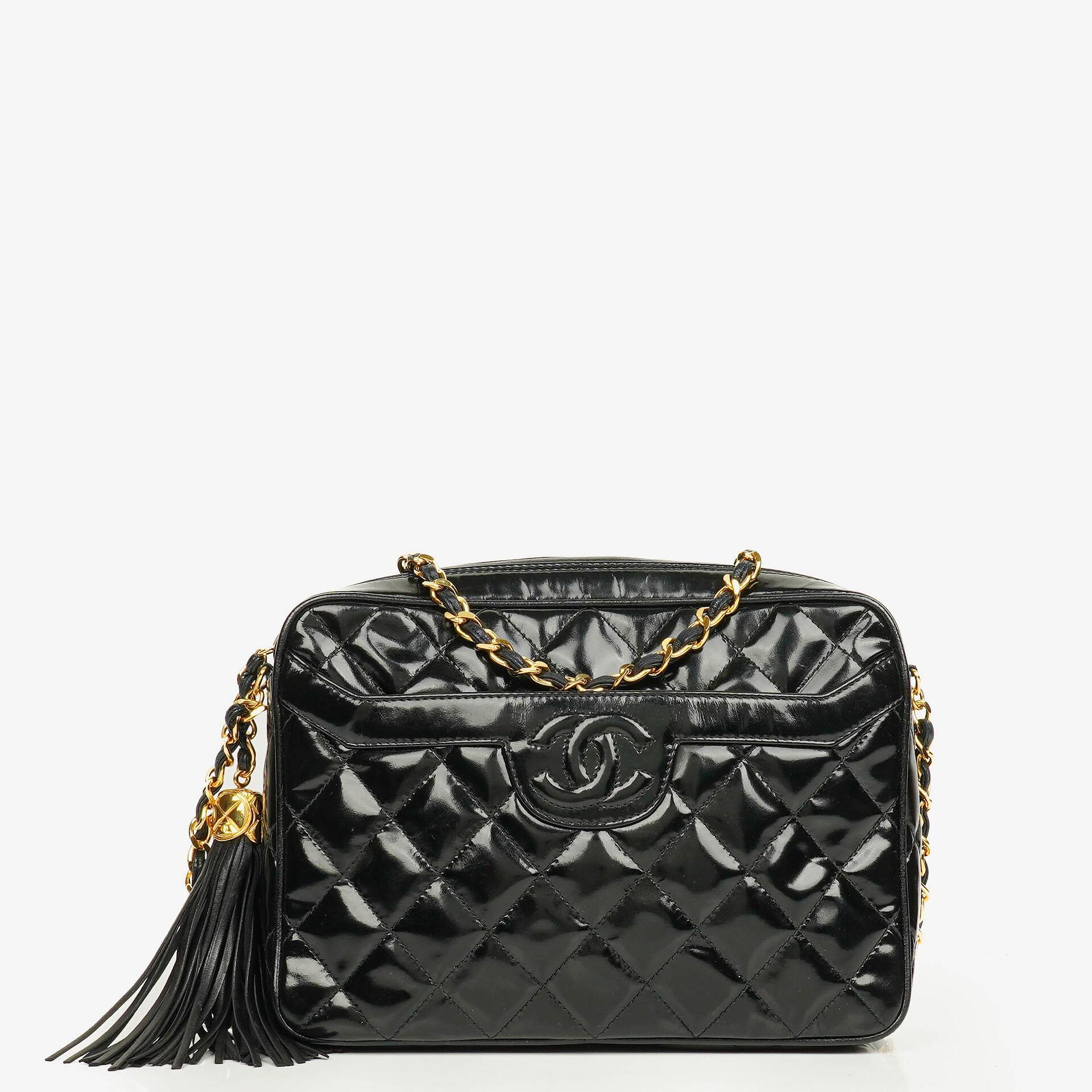 Chanel CC Camera Tassel Tasche aus schwarzem gestepptem Lackleder